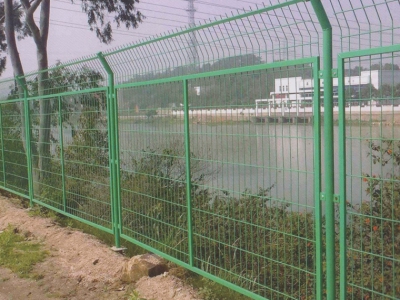 鐵絲網(wǎng)護(hù)欄